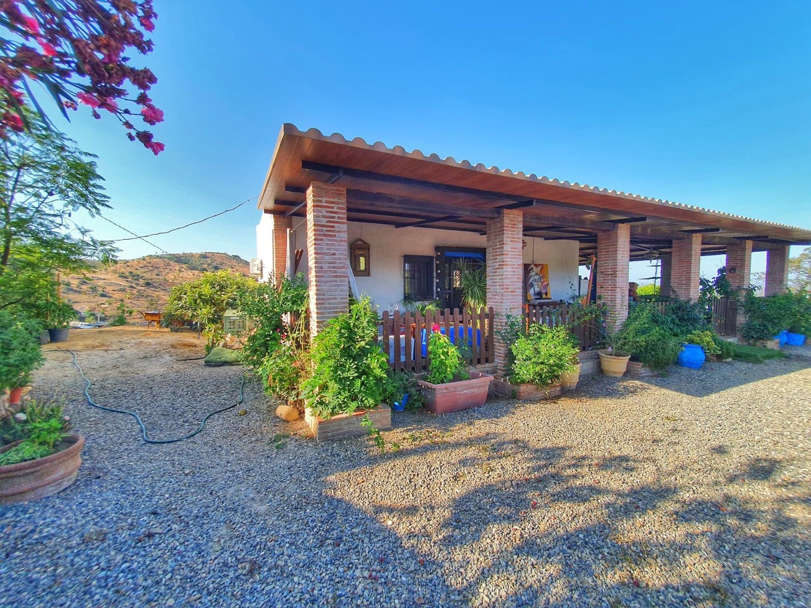Ferme d'avocats avec maison et piscine à Guaro